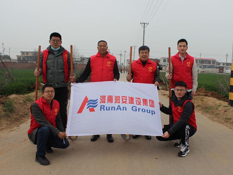 2022年，潤(rùn)安集團(tuán)深入寶蓮寺鎮(zhèn)二十里鋪村，助力人居環(huán)境整治。